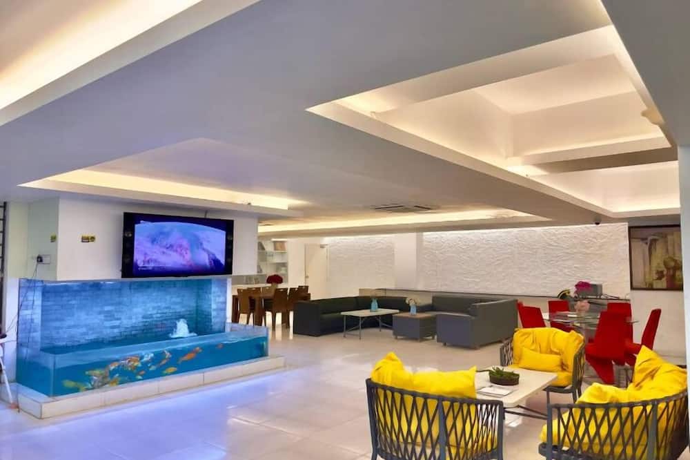 350sqft 5 Apartment Pool Gym & Movie