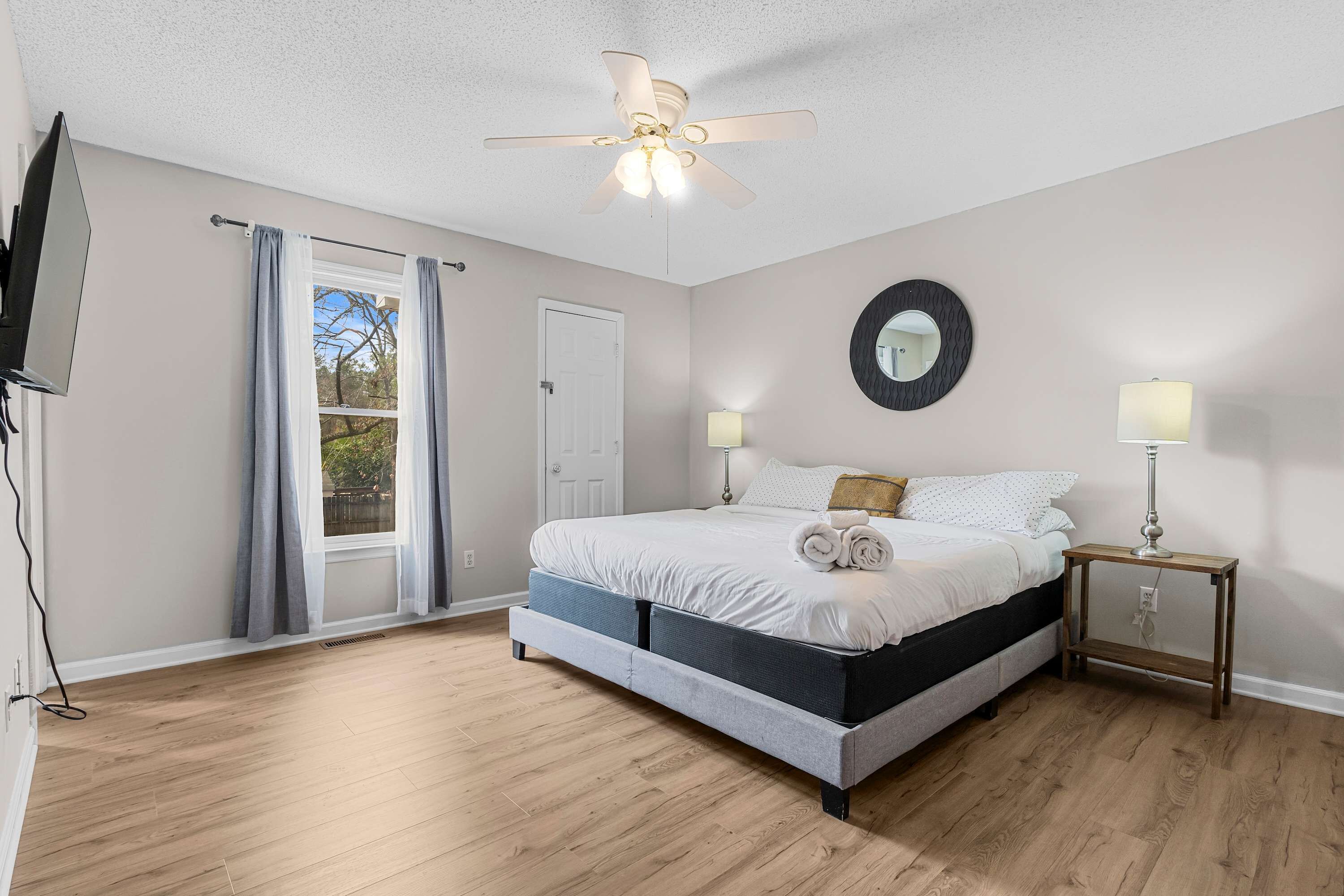 5 bedrooms, iron/ironing board, internet, bed sheets