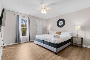 5 soverom, strykejern/-brett, internettilgang og sengetøy