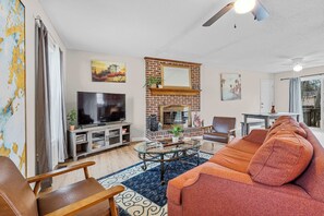 Living area - Large Private Yard, Near USC! - The Garnet Goliath (Columbia)