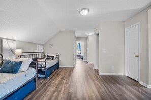 5 slaapkamers, een strijkplank/strijkijzer, internet, beddengoed