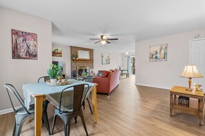 Interior - Large Private Yard, Near USC! - The Garnet Goliath (Columbia)
