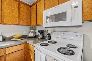 Kjøleskap, mikrobølgeovn, ovn og kokeplater