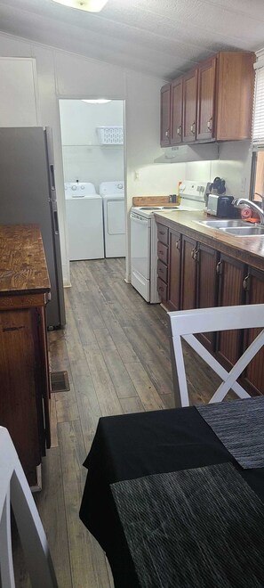 Geladeira, micro-ondas, fogão, cooktop