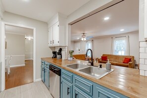 Fridge, microwave, oven, stovetop - Mins to Lake Murray & Downtown - The Settle-Inn (Irmo)