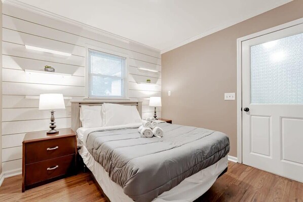 2 bedrooms, iron/ironing board, internet, bed sheets - Mins to Lake Murray & Downtown - The Settle-Inn (Irmo)