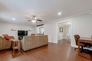 Living area - Mins to Lake Murray & Downtown - The Settle-Inn (Irmo)