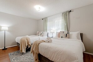 4 bedrooms, iron/ironing board, internet, bed sheets