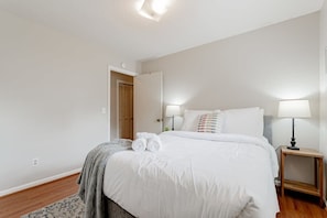 4 bedrooms, iron/ironing board, Internet, bed sheets