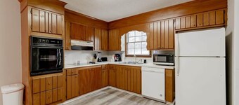 Mins to Lake Murray & Downtown! Soda City Suite