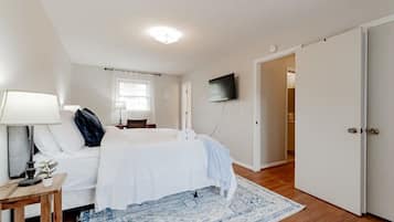4 bedrooms, iron/ironing board, internet, bed sheets