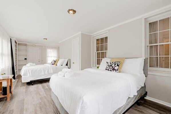 4 bedrooms, iron/ironing board, Internet, bed sheets