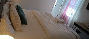 4 bedrooms, iron/ironing board, Internet, bed sheets