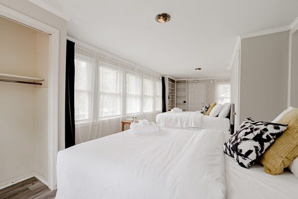 4 slaapkamers, een strijkplank/strijkijzer, internet, beddengoed