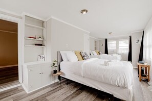 4 bedrooms, iron/ironing board, Internet, bed sheets