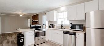 Mins to Lake Murray & Downtown! The Royal Retreat