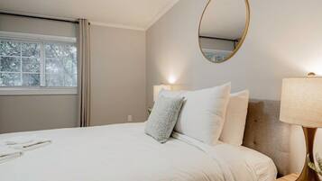 10 bedrooms, iron/ironing board, Internet, bed sheets