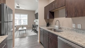 Kjøleskap og spisebord