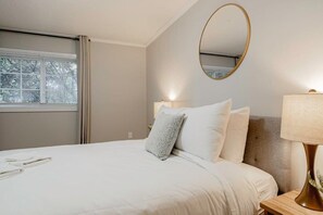 5 bedrooms, Internet, bed sheets - Mins to USC, Hospital, Zoo! Columbia Duet-Unit A (West Columbia)