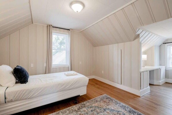 5 bedrooms, internet, bed sheets