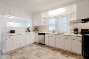 Fridge, oven, stovetop, dishwasher - Mins to USC, Hospital, Zoo! Columbia Duet-Unit A (West Columbia)