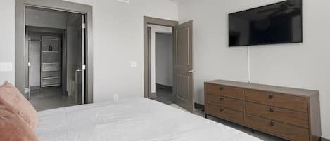 2 bedrooms, desk, iron/ironing board, Internet