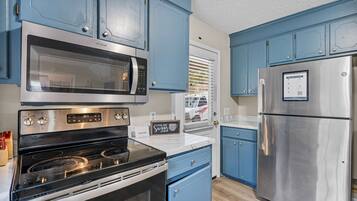 Jääkaappi, mikroaaltouuni, uuni, liesi