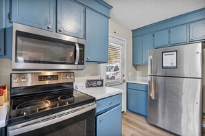 Réfrigérateur, four à micro-ondes, un four, surface de cuisson