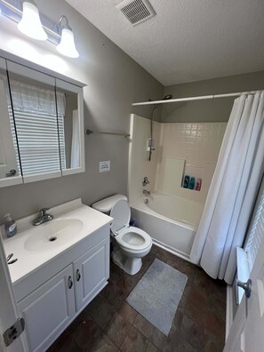 Shower, hair dryer - Near Bases, USC & Shops - The Columbia Crash Pad (Columbia)