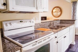 Frigorifero, microonde, forno, piano cottura