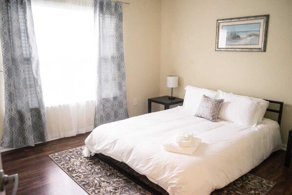 4 bedrooms, iron/ironing board, internet, bed sheets - Near Bases, USC & Shops - The Columbia Crash Pad (Columbia)