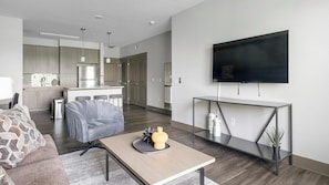 Smart TV - Landing | Stunning 1BD, Gym (Houston)