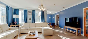 Near Downtown & On the Water! Sweet Retreat!