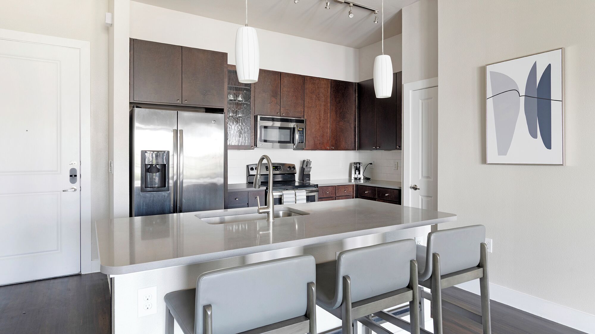 Kjøleskap og spisebord