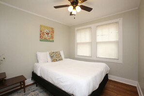 3 bedrooms, iron/ironing board, internet, bed sheets
