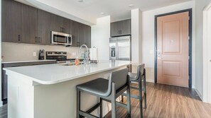 Kjøleskap og spisebord