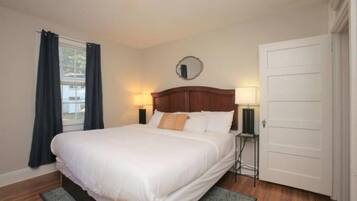 2 bedrooms, iron/ironing board, Internet, bed sheets