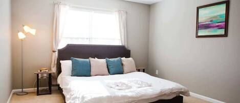 3 slaapkamers, een strijkplank/strijkijzer, internet, beddengoed