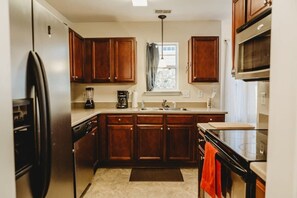 Fridge, oven, stovetop, dishwasher