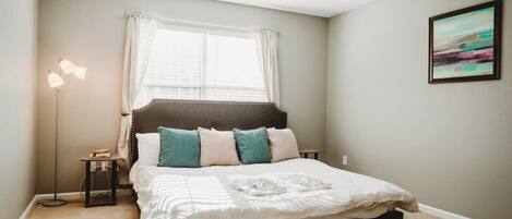 3 bedrooms, iron/ironing board, internet, bed sheets