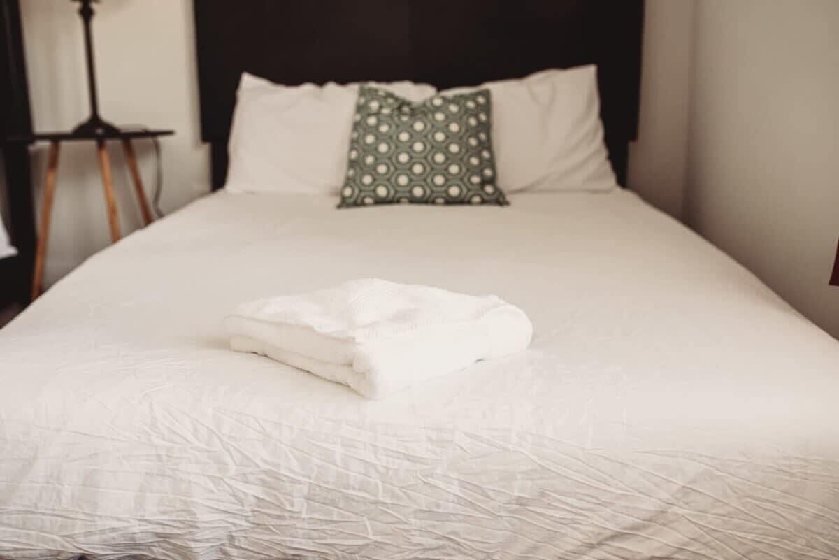 2 slaapkamers, een strijkplank/strijkijzer, internet, beddengoed