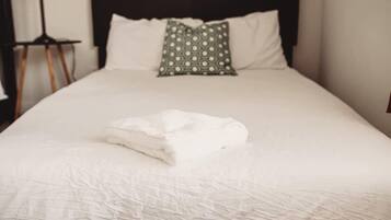 2 slaapkamers, een strijkplank/strijkijzer, internet, beddengoed