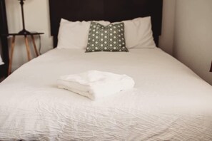 2 bedrooms, iron/ironing board, internet, bed sheets