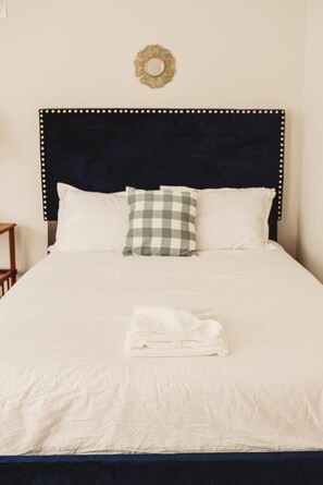 2 bedrooms, iron/ironing board, internet, bed sheets