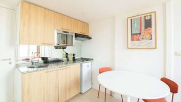 Microwave, cookware/dishes/utensils