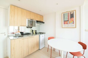 Mikrobølgeovn, køkkentøj/tallerkener/redskaber