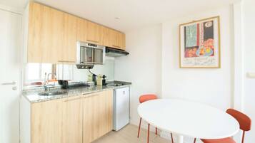 Een microgolfoven, kookgerei, borden en bestek