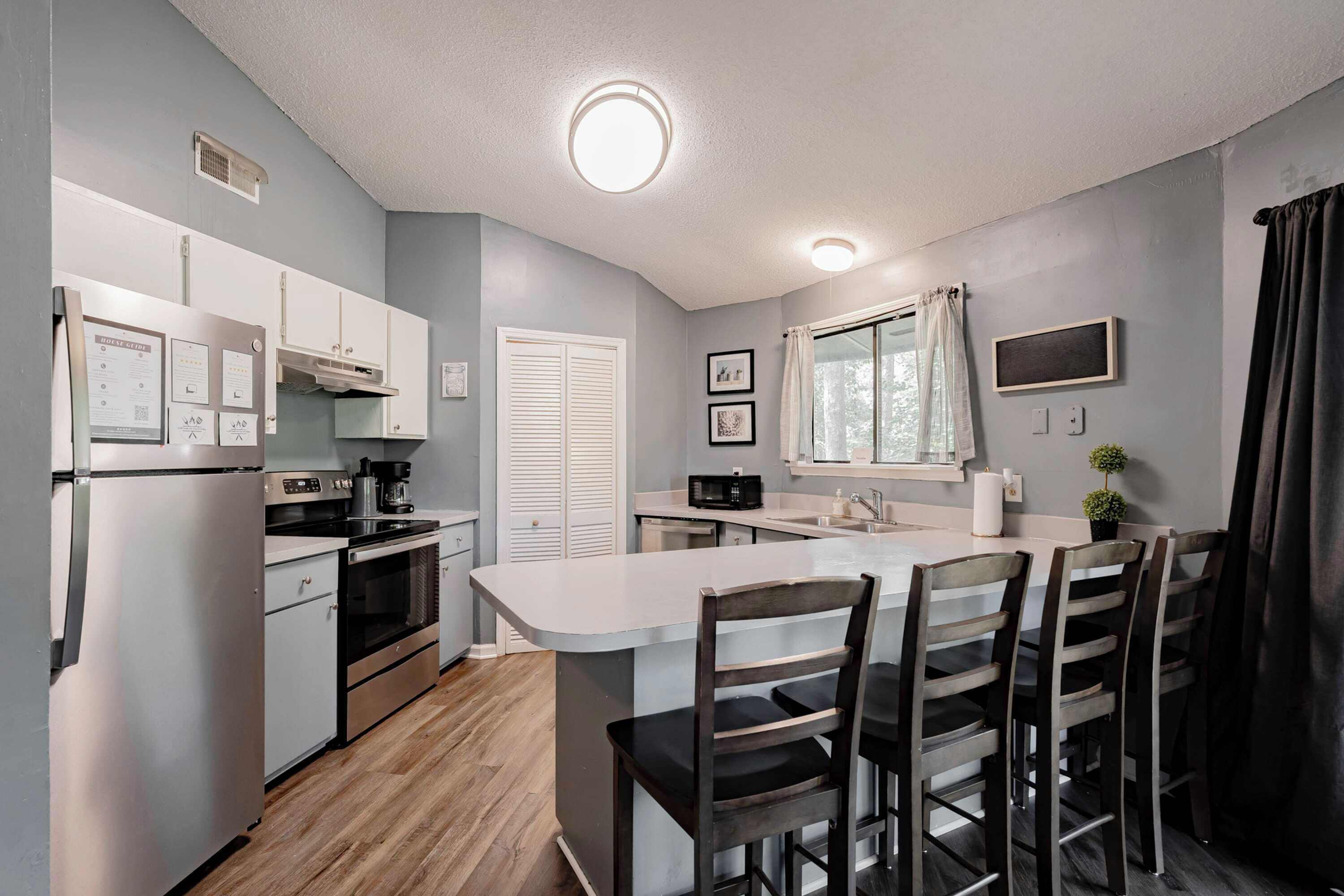 Kjøleskap, mikrobølgeovn, ovn og kokeplater