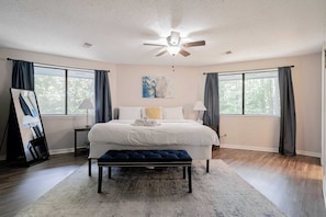 3 bedrooms, iron/ironing board, Internet, bed sheets