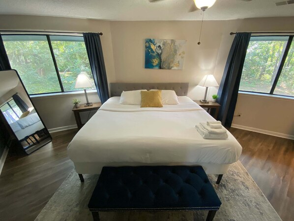 3 habitaciones, tabla de planchar con plancha, internet y ropa de cama 